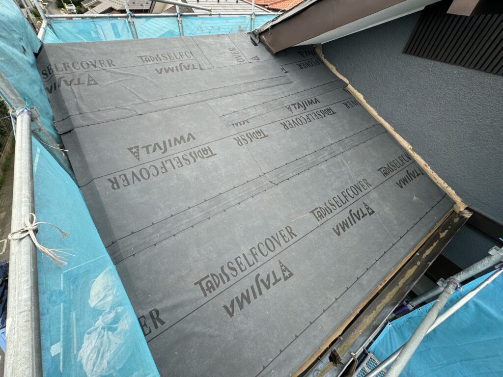 防水シート取り付け（大屋根）<br />
（ビスを使用しない、粘着タイプを使用しました。）<br />
※防水シートは雨漏れを防ぐための重要な役割です。