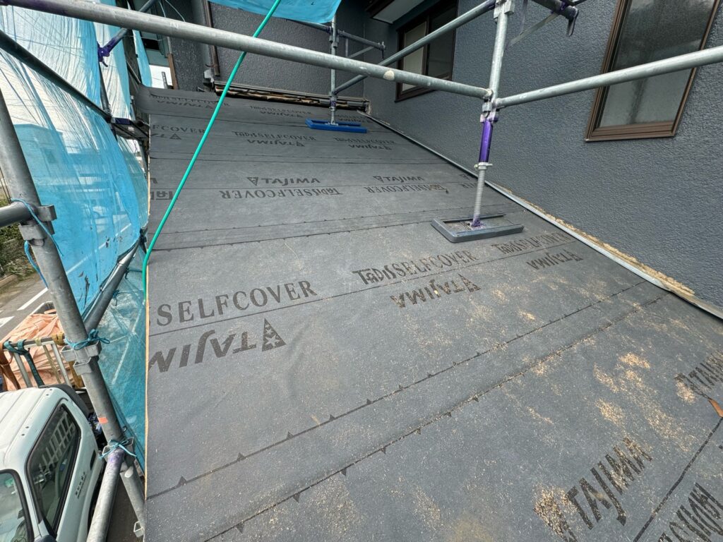 防水シート取り付け（下屋根）<br />
（ビスを使用しない、粘着タイプを使用しました。）<br />
※防水シートは雨漏れを防ぐための重要な役割です。