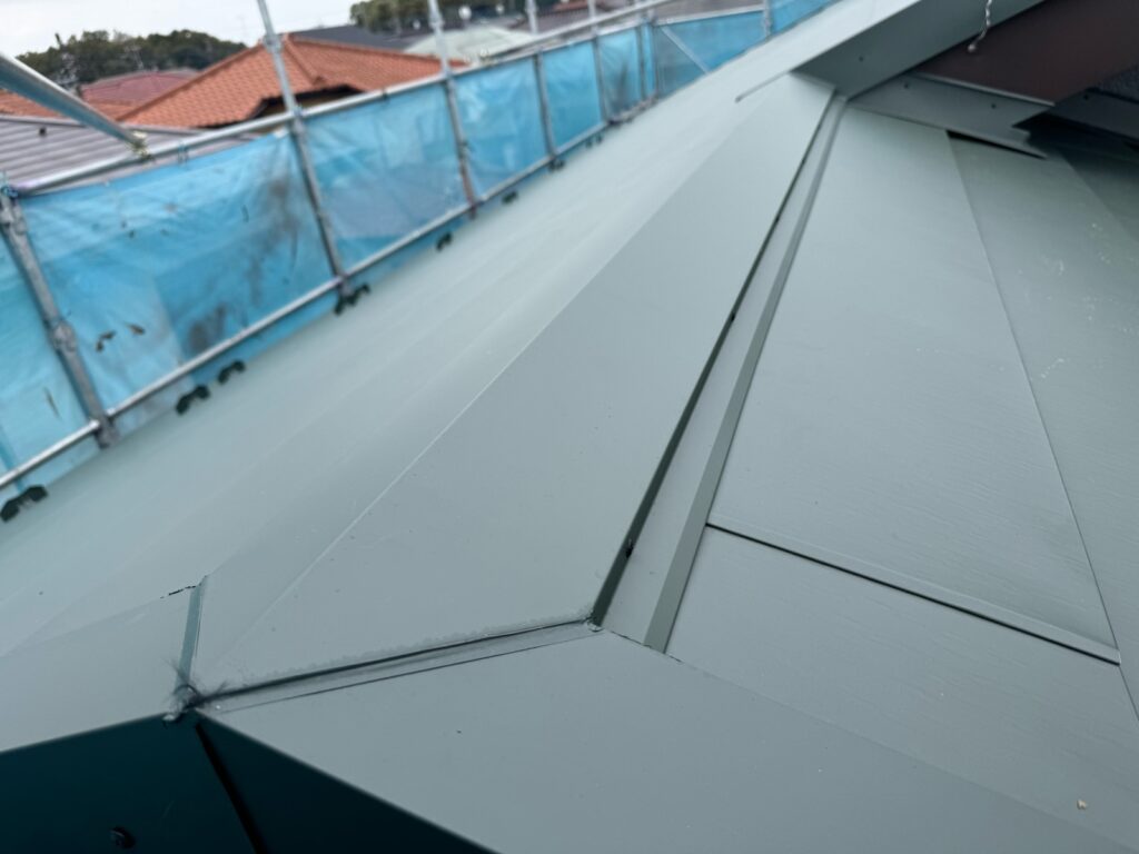 棟板金取り付け<br />
（棟包とも言います。<br />
これで完成となります。）