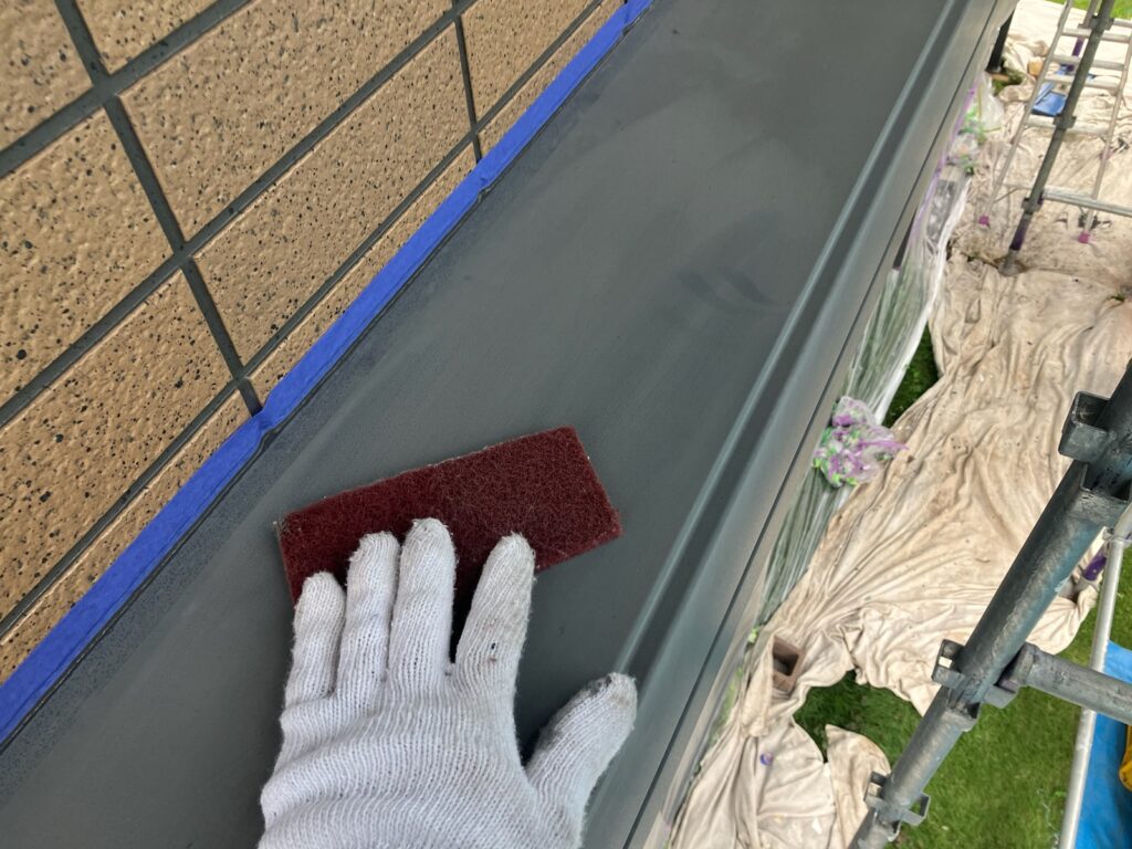 シャッターBOXケレン<br />
（下地調整）<br />
※専用の道具で細かい傷をつけて、塗料の密着性を高める作業です。）