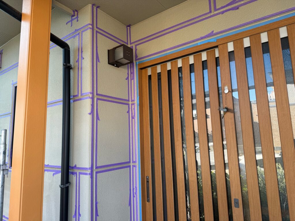 テープ貼り（養生）<br />
ALC外壁はテープ養生をしなくてもコーキング打ち込みが可能ですが、より綺麗なコーキングにする為、テープ養生を行いました。