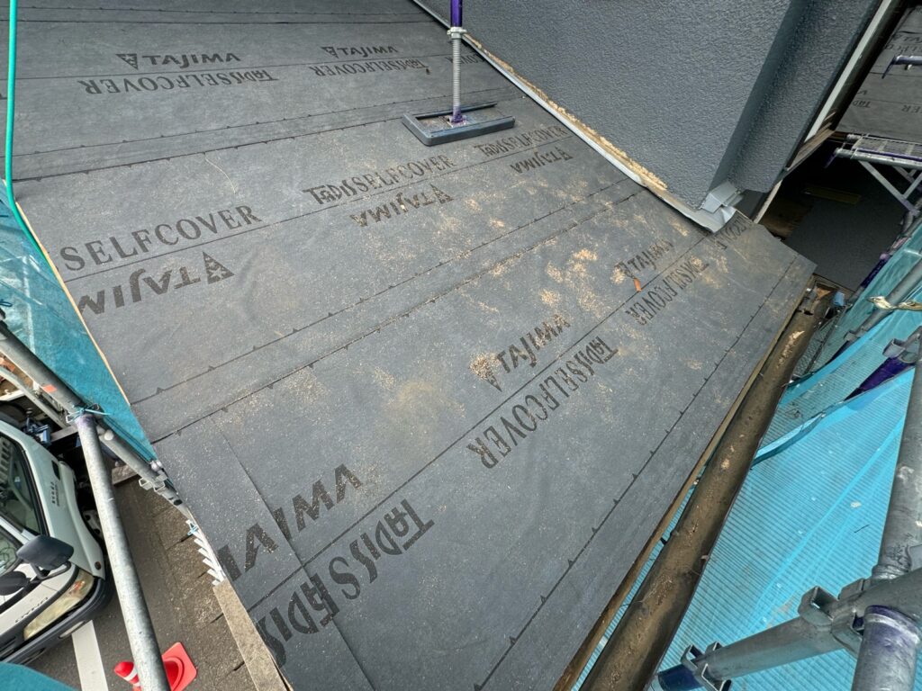 防水シート取り付け（下屋根）<br />
（ビスを使用しない、粘着タイプを使用しました。）<br />
※防水シートは雨漏れを防ぐための重要な役割です。