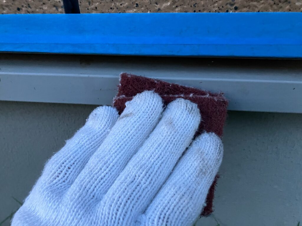 水切りケレン<br />
（下地調整）<br />
※専用の道具で細かい傷をつけて、塗料の密着性を高める作業です。）