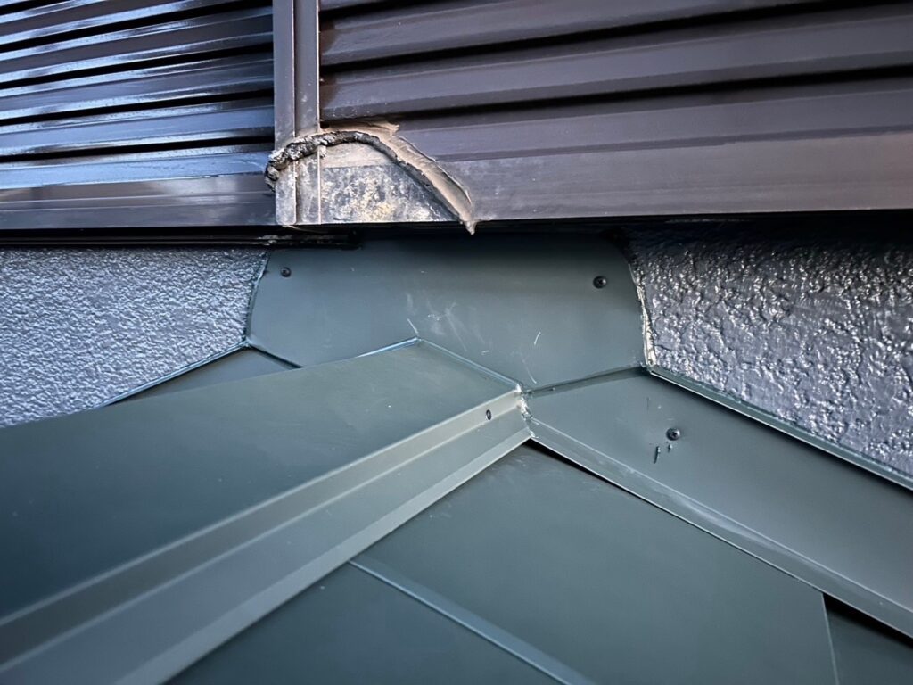 雨押さえ板金取り付け<br />
（※雨押さえ部は雨漏れがしやすい箇所になります。雨仕舞いをしっかりと行い、外壁と取り合い部はコーキング処理を行いました。）