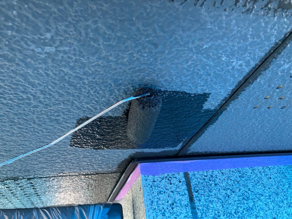 軒天中塗り<br />
（防カビ性のある塗料で、1回目の塗装になります。）