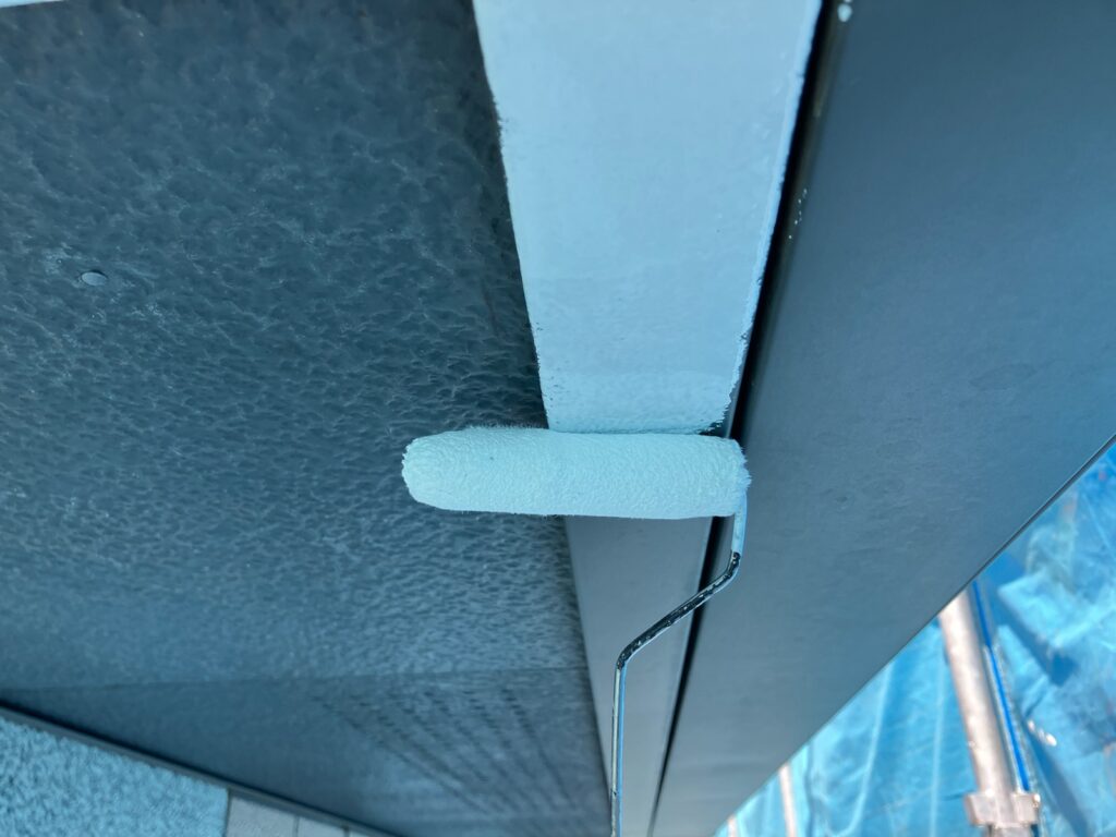 鼻隠し下塗り<br />
（※ハウスメーカー特有の塩ビ鋼板です。専用のプライマーを塗らないと、剝がれやべたつきの原因となりますので、専用のプライマーが必要になります。）