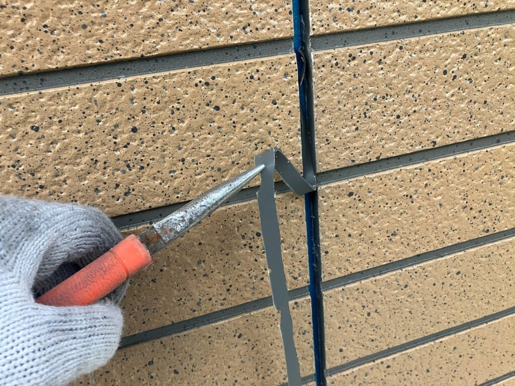 既存コーキング撤去<br />
（薄皮もしっかりと除去しました。）