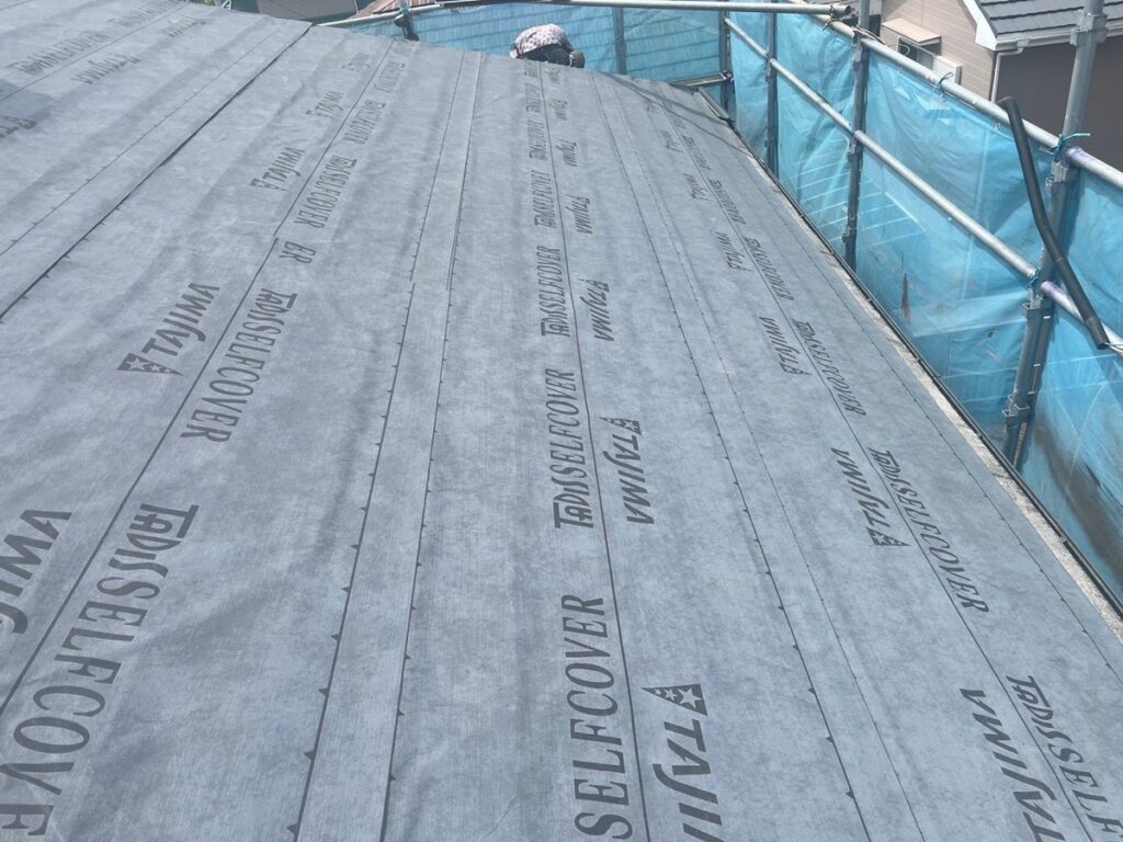 防水シート取り付け<br />
（ビスを使用しない、粘着タイプを使用しました。）<br />
※防水シートは雨漏れを防ぐための重要な役割です。）