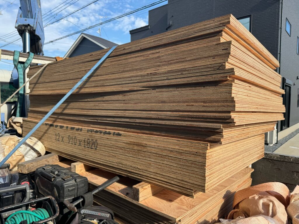 使用材料<br />
→構造用合板（ラーチ材ともいいます。）<br />
※屋根の下地に使用する部材になります。