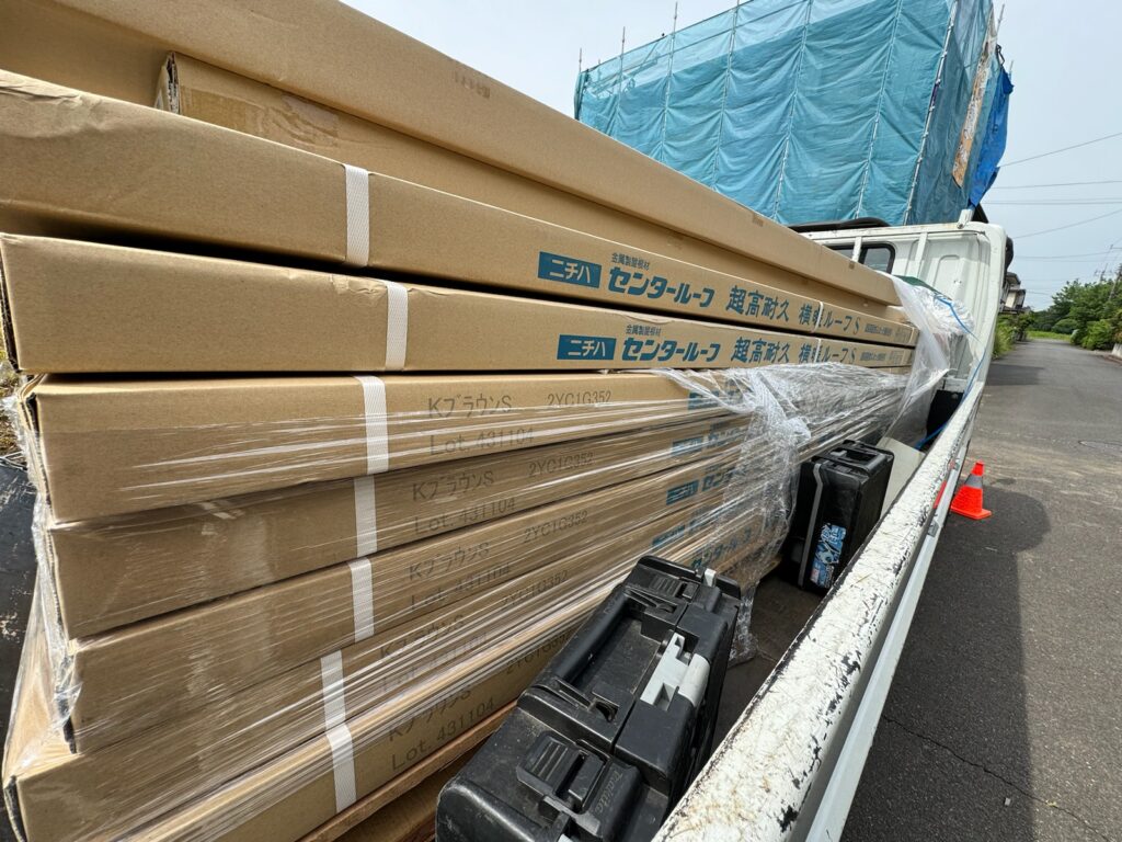 使用材料<br />
←横暖ルーフS<br />
（色：ブラウン）