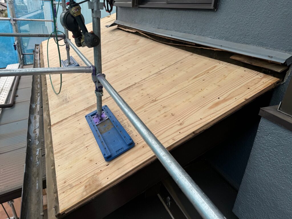 構造用合板貼り付け<br />
（屋根の下地になります。瓦葺き替え工事の際は基本的に必要になります。）