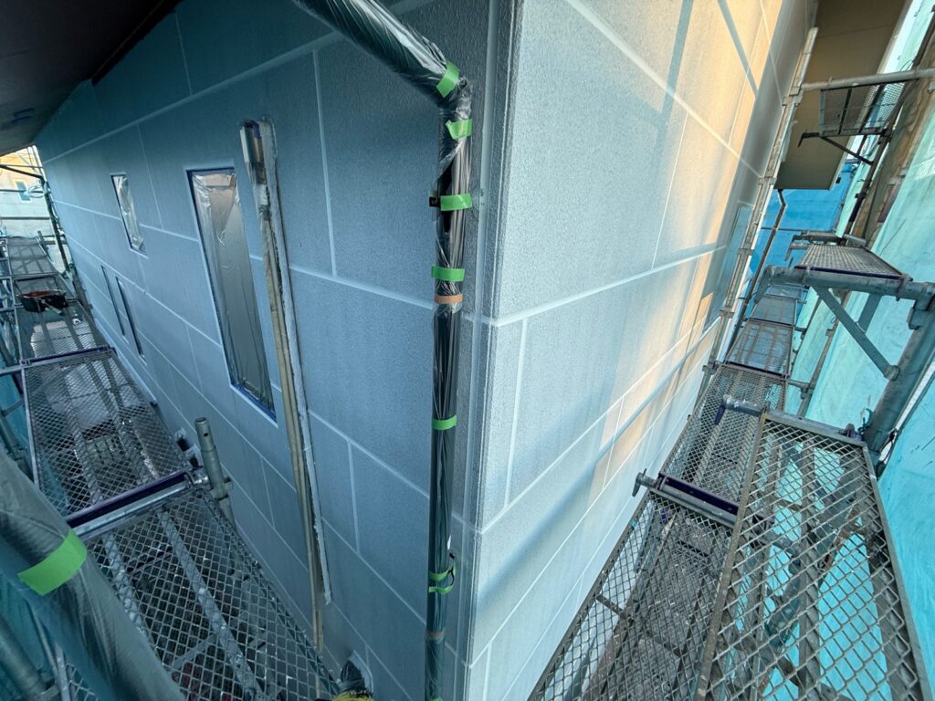 外壁下塗り（白色）<br />
<br />
※密着性の高い、水性2液難付着対応シーラーを使用しました。）