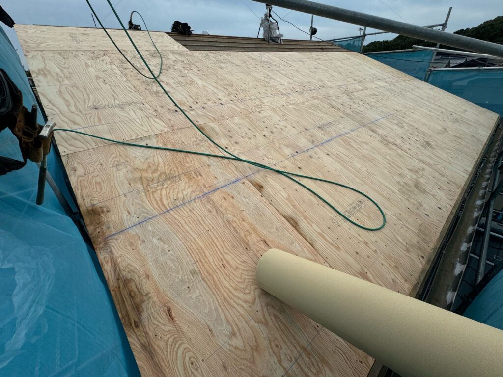 構造用合板貼り付け<br />
（屋根の下地になります。瓦葺き替え工事の際は基本的に必要になります。）
