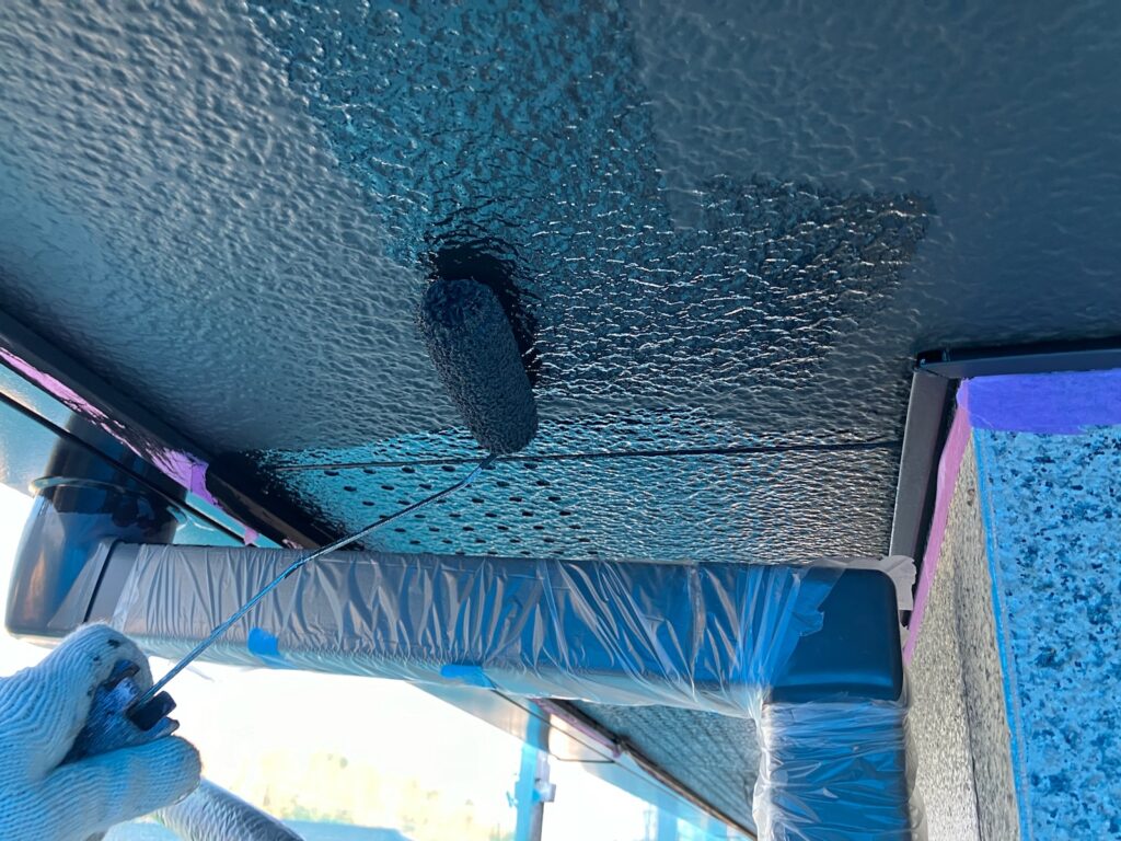 軒天上塗り<br />
（防カビ性のある塗料で、２回目の仕上り塗装になります。）