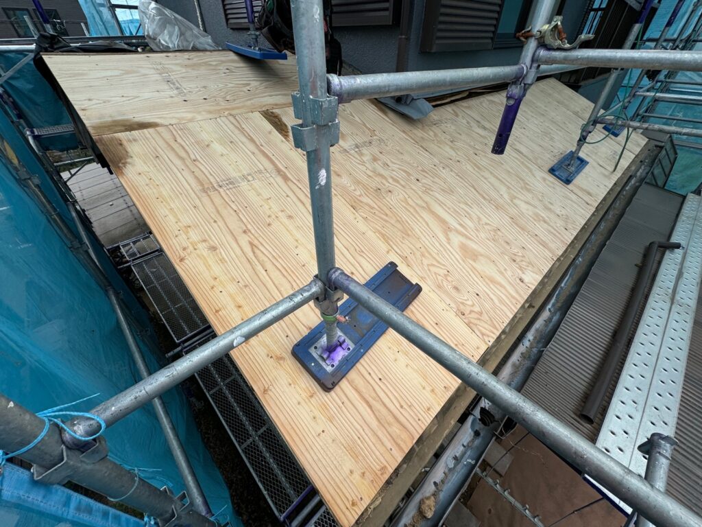 構造用合板貼り付け<br />
（屋根の下地になります。瓦葺き替え工事の際は基本的に必要になります。）