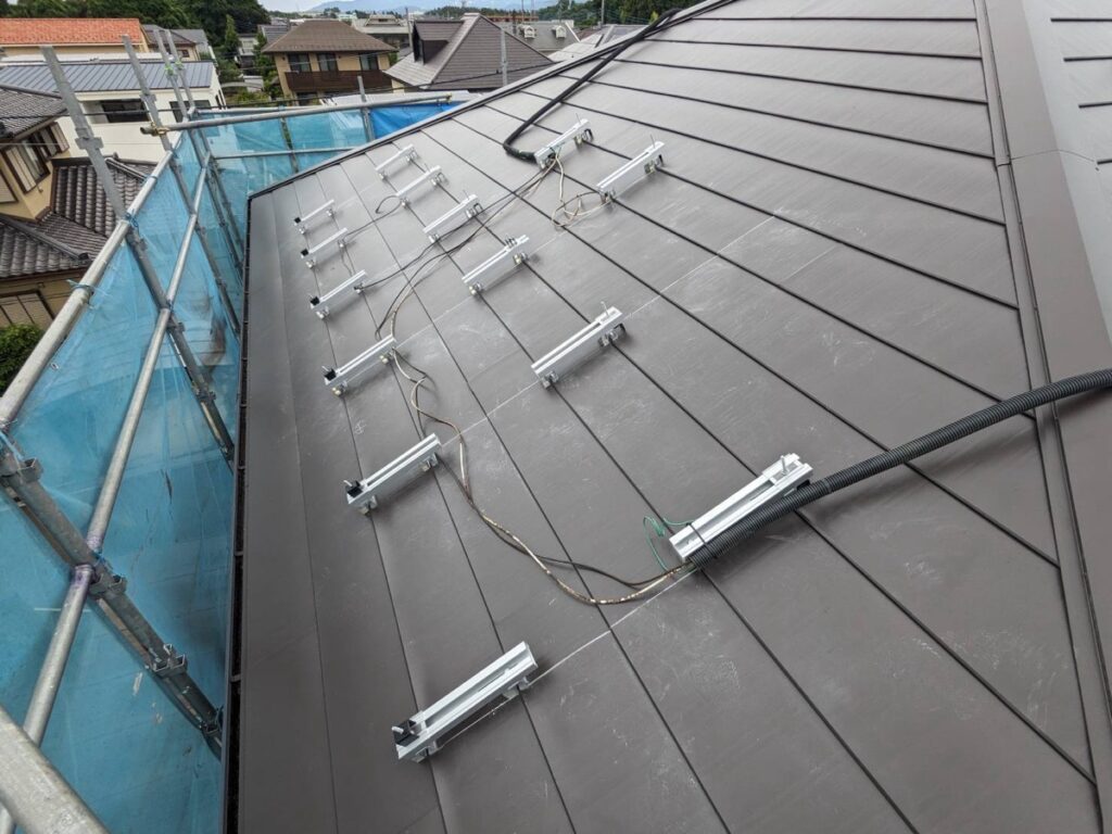 屋根に穴をあけない、キャッチクランプ工法になります。