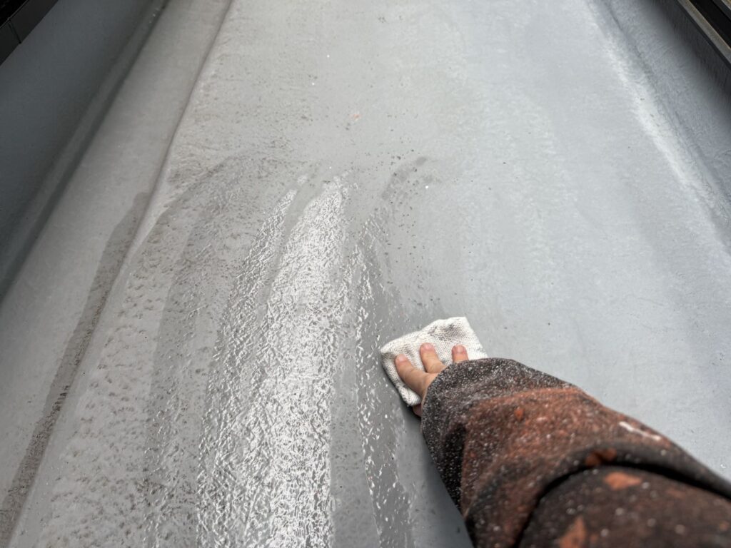 FRPベランダ、アセトン拭き<br />
※油分をとるためにアセトン拭きを行いました。とても重要な工程です。）