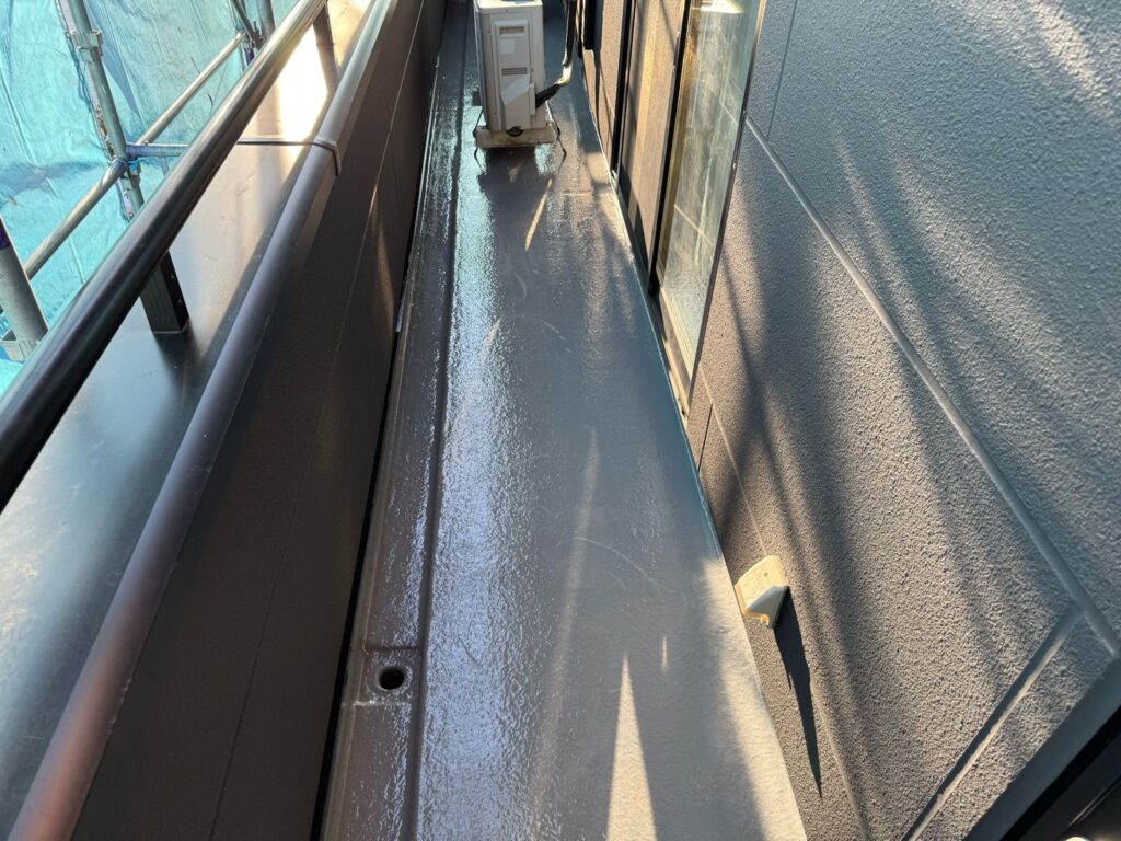 FRPベランダ、トップコート2回目<br />
（計3回塗り、完了）