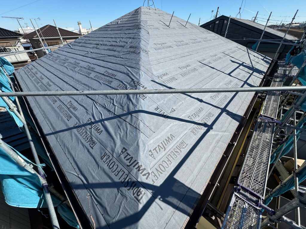 南・西面：防水シート取り付け<br />
（ビスを使用しない、粘着タイプを使用しました。）<br />
※防水シートは雨漏れを防ぐための重要な役割です。