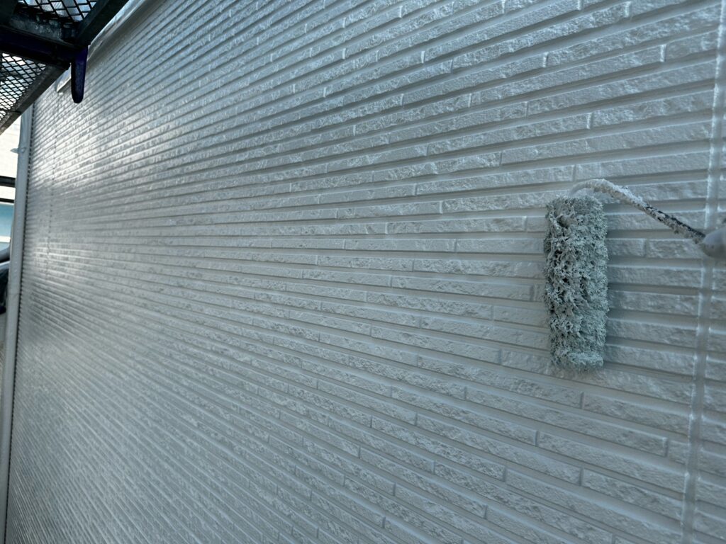 外壁上塗り<br />
（色：クールホワイト）