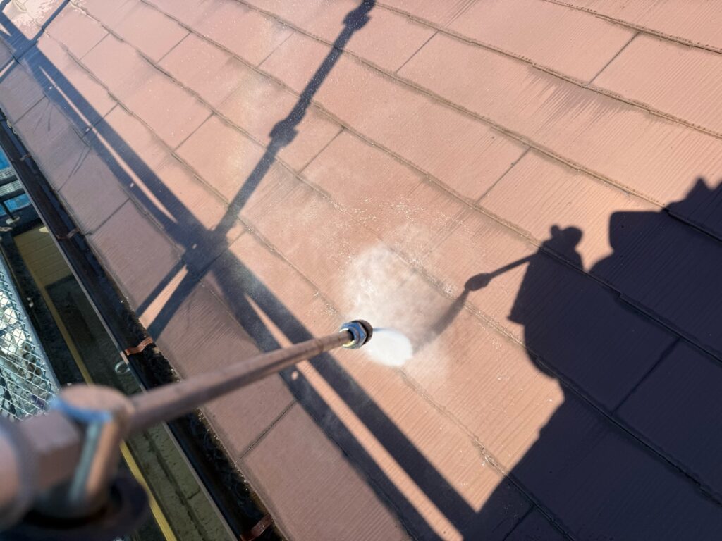屋根：高圧洗浄<br />
（カバー工法の為、洗浄をする必要はないですが、既存のコケやカビを落とす為、高圧洗浄を行っています。）