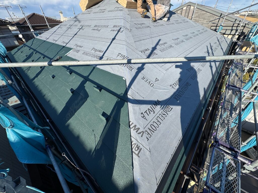 屋根本体取り付け（大屋根）<br />
<br />
※下から上に屋根本体を貼っていきます。