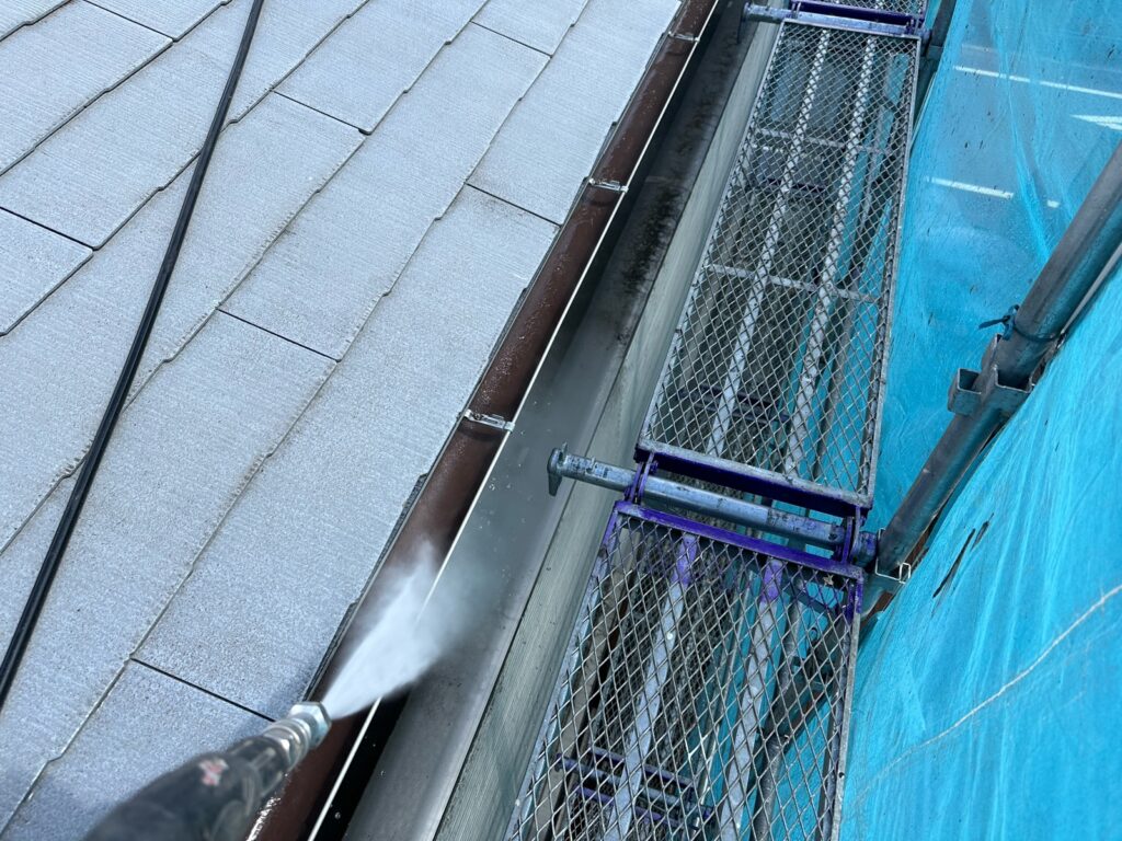 雨どい中：高圧洗浄<br />
（雨どい中に溜まっているゴミ等の洗浄を行いました。）<br />
