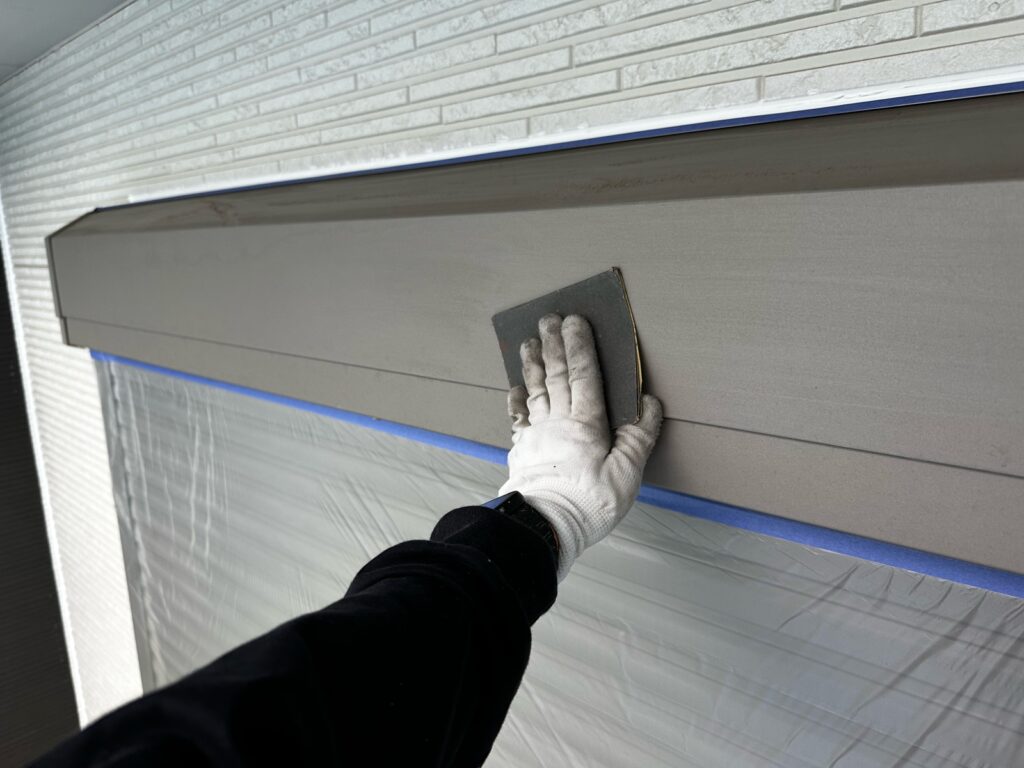 シャッターＢＯＸケレン<br />
（ケレンとは、塗料との密着を良くするために、専用の道具にて細かい傷をつける下地調整です。）