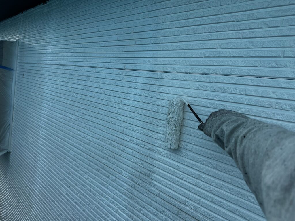 外壁中塗り<br />
（色：クールホワイト）