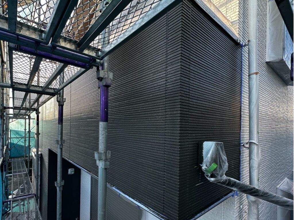 外壁中塗り（完了）<br />
（色：ウィザードコッパー）