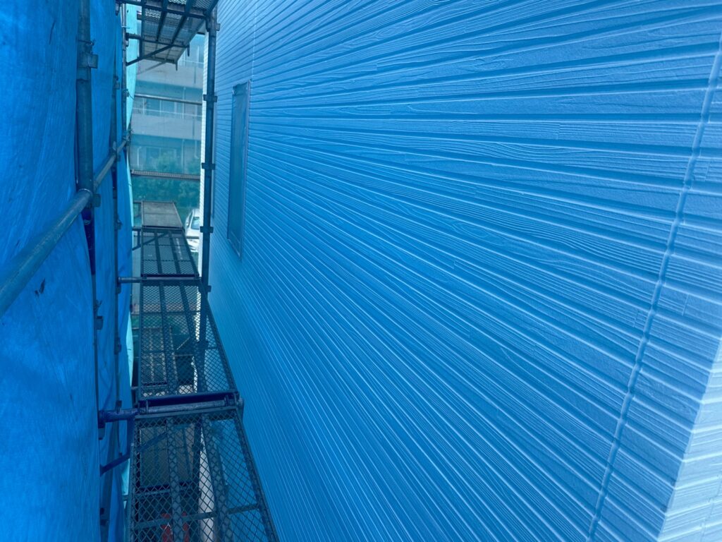 外壁下塗り（白色）<br />
<br />
※密着性の高い、水性2液難付着対応シーラーを使用しました。）