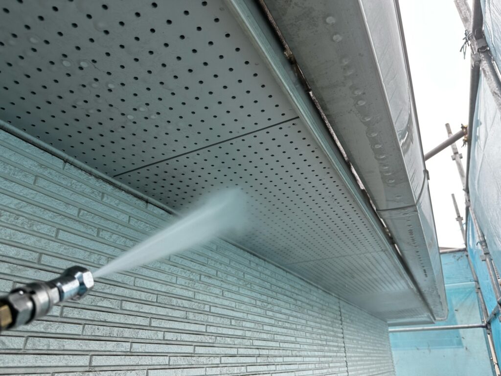 外壁：高圧洗浄<br />
（表面のコケやカビをしっかりと落としました。）