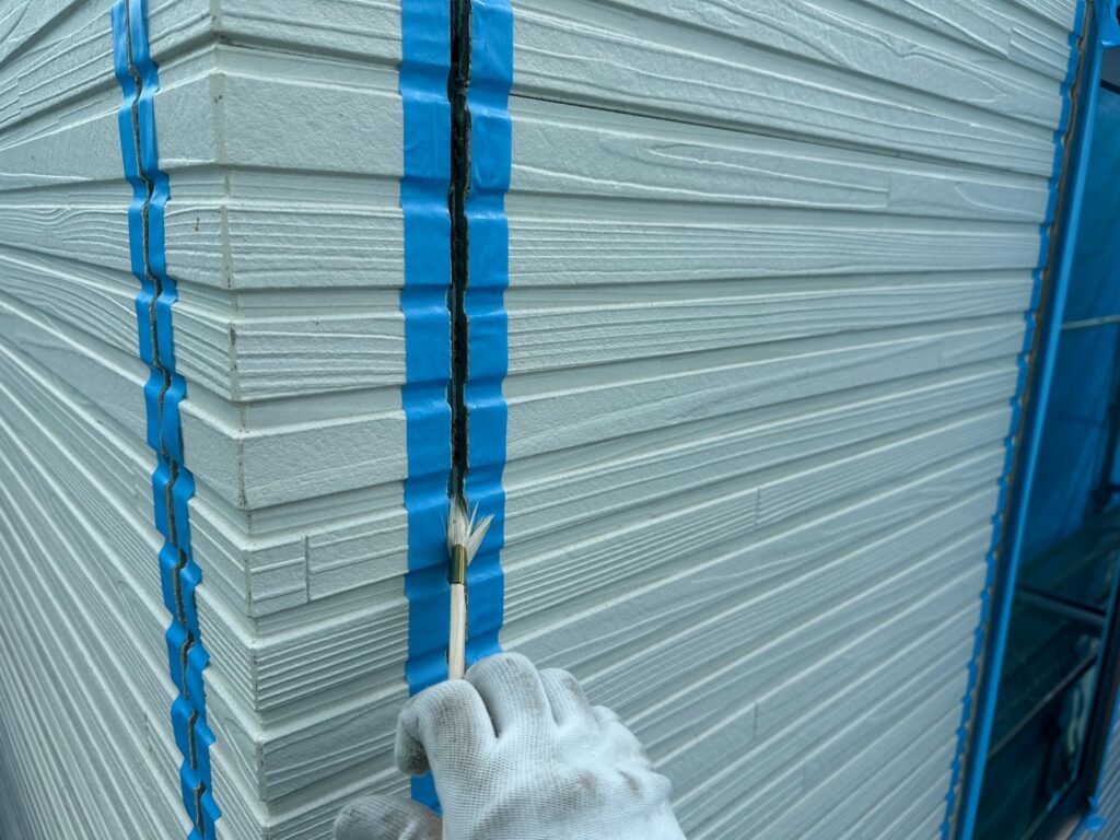 目地コーキング：プライマー塗布<br />
（外壁とコーキングを密着させる為の接着剤です。とても重要な工程です。）