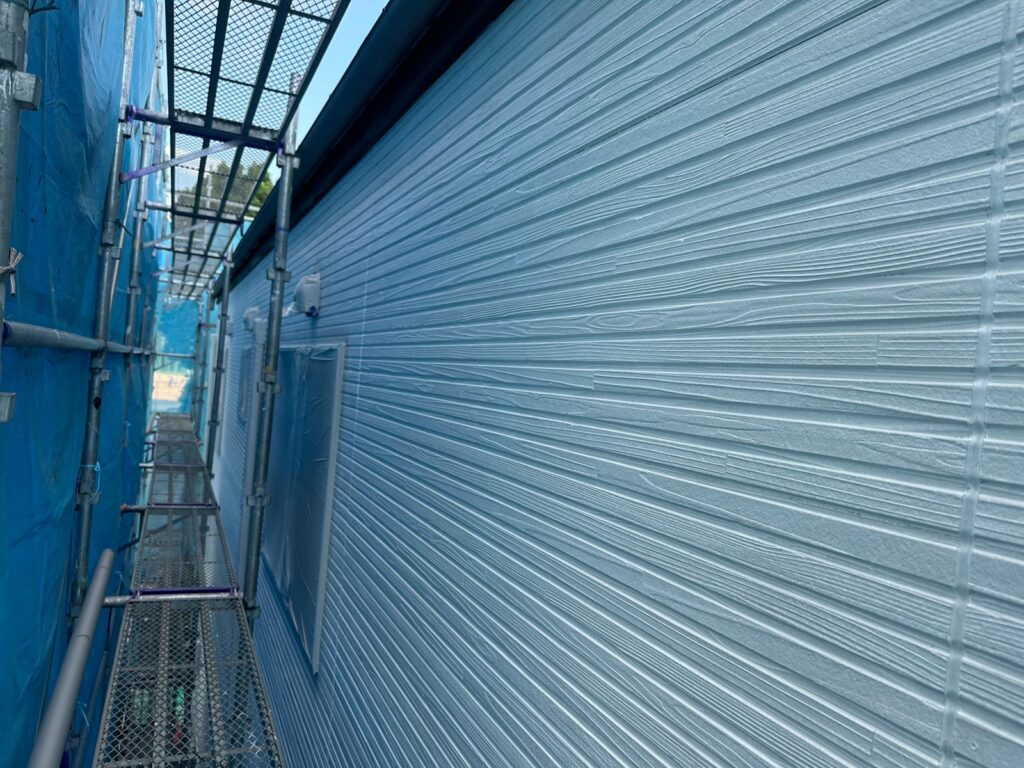 外壁下塗り（白色）<br />
<br />
※密着性の高い、水性2液難付着対応シーラーを使用しました。）