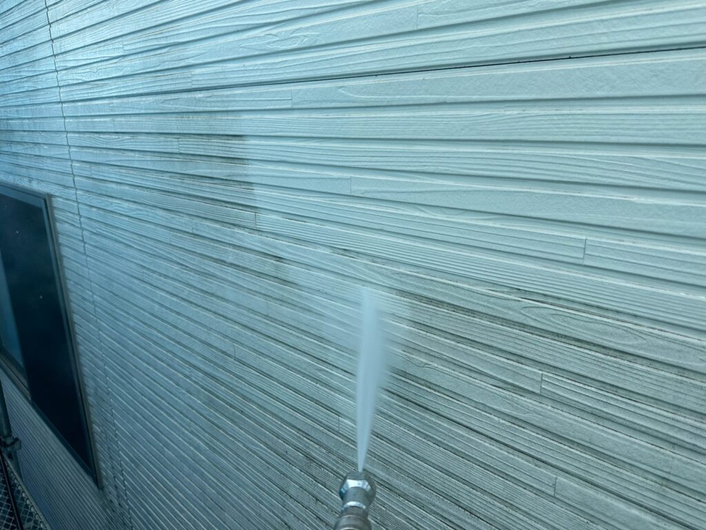 外壁：高圧洗浄<br />
（表面のコケやカビをしっかりと落としました。）