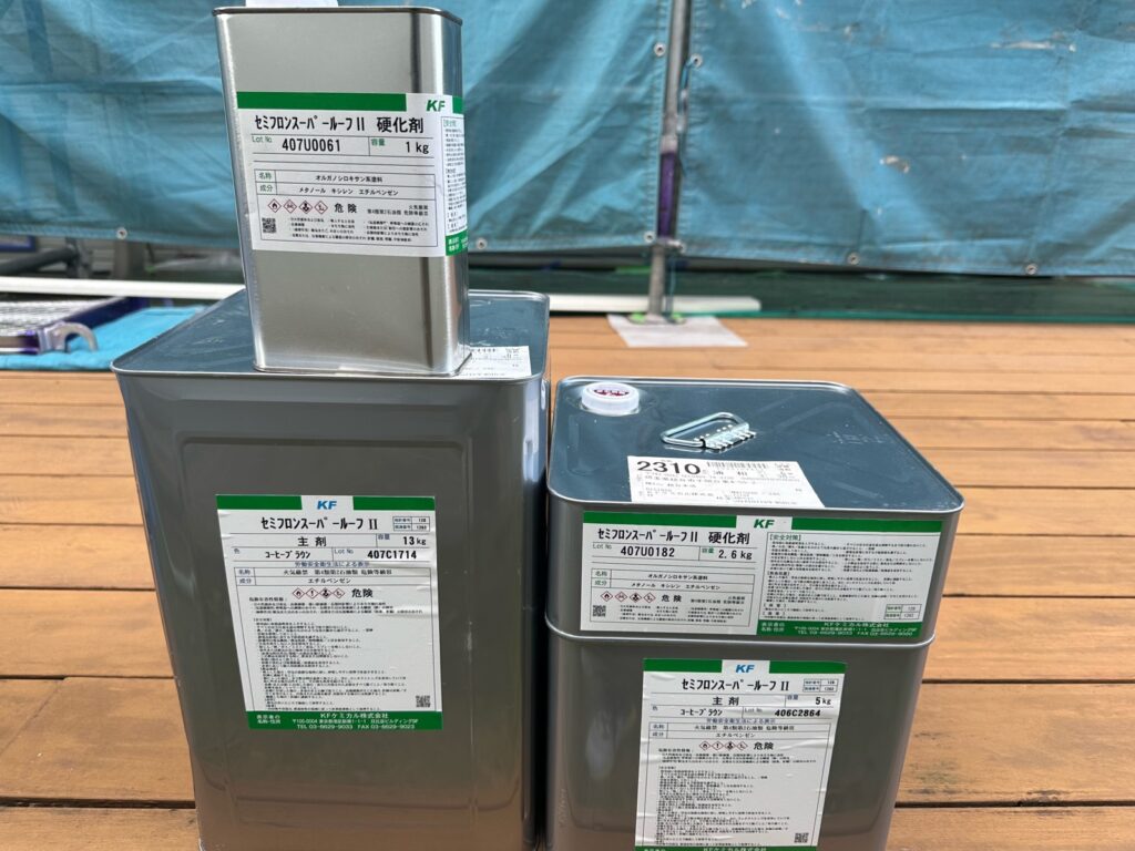 使用材料<br />
→屋根上塗り材料<br />
（油性2液無機塗料）