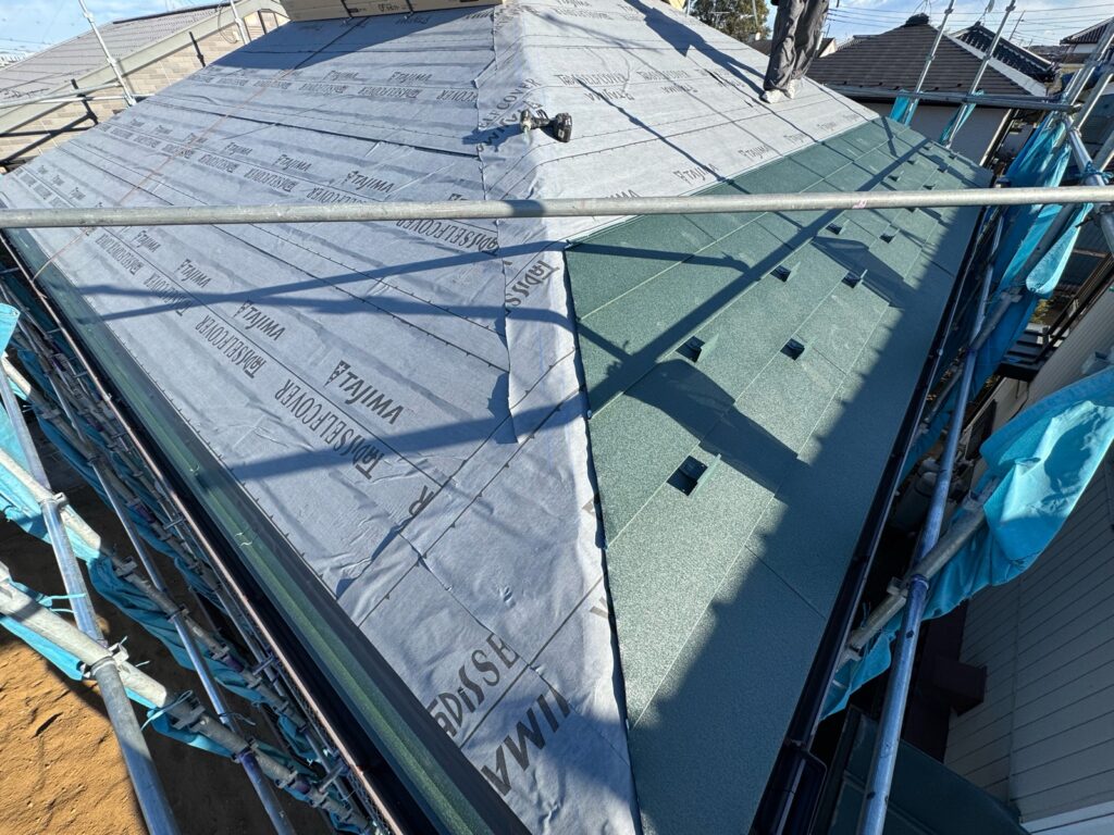 屋根本体取り付け（大屋根）<br />
<br />
※下から上に屋根本体を貼っていきます。