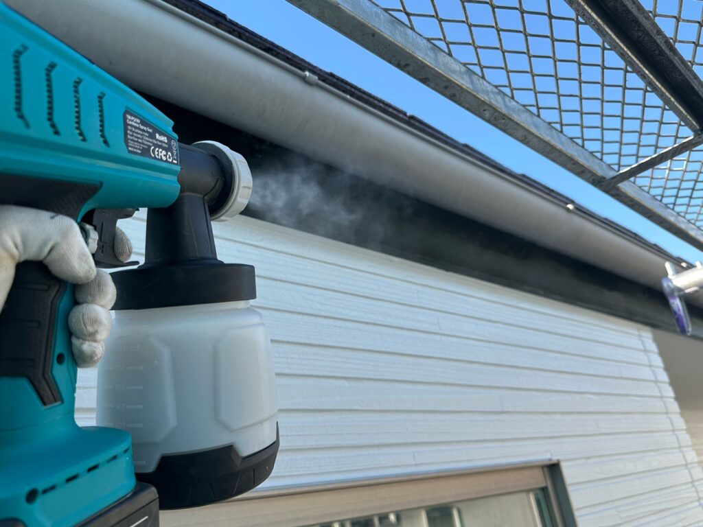 光触媒トップコーティング<br />
（耐候性と美観性を底上げしてくれるコーテイング材です。）