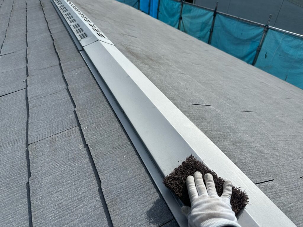 棟板金ケレン<br />
（ケレンとは、塗料との密着を良くするために、専用の道具にて細かい傷をつける下地調整です。）