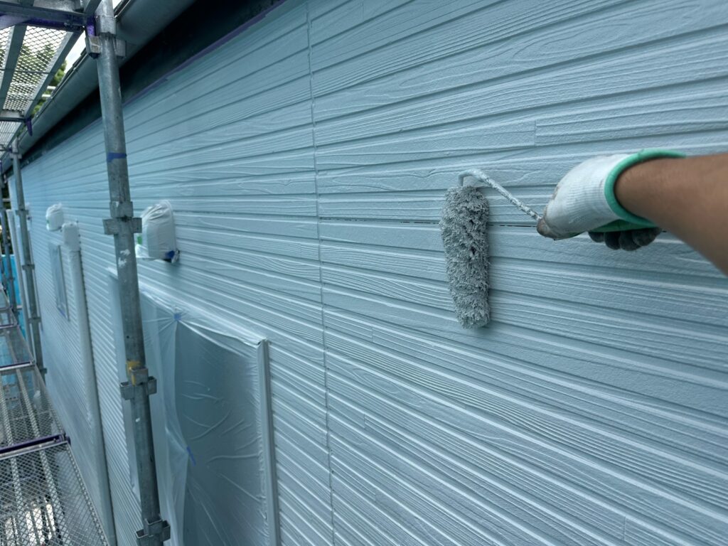 外壁上塗り<br />
（色：パールグレイ）