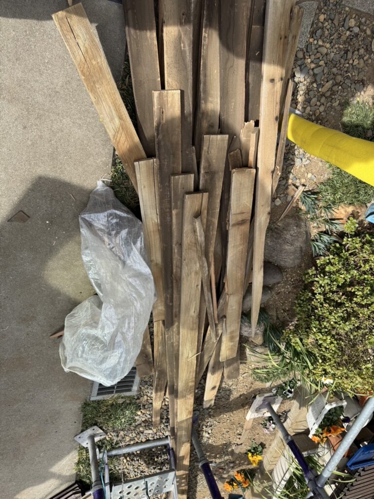 既存の棟板金撤去<br />
（役物撤去）<br />
<br />
※築30年経過の棟板金の貫板です。劣化が確認できました。