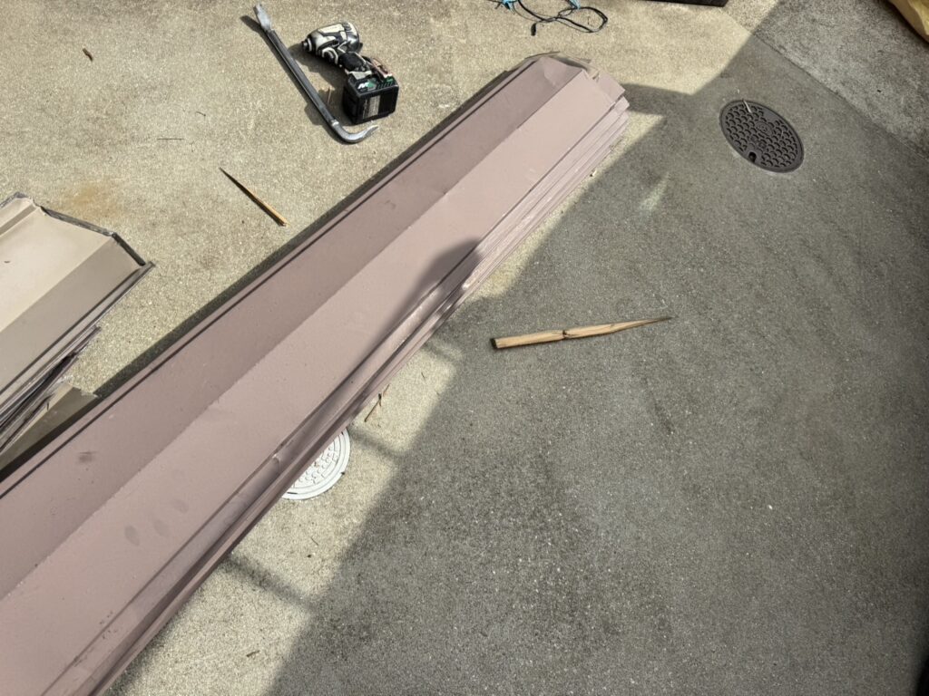 既存の棟板金撤去<br />
（役物撤去）<br />
<br />
