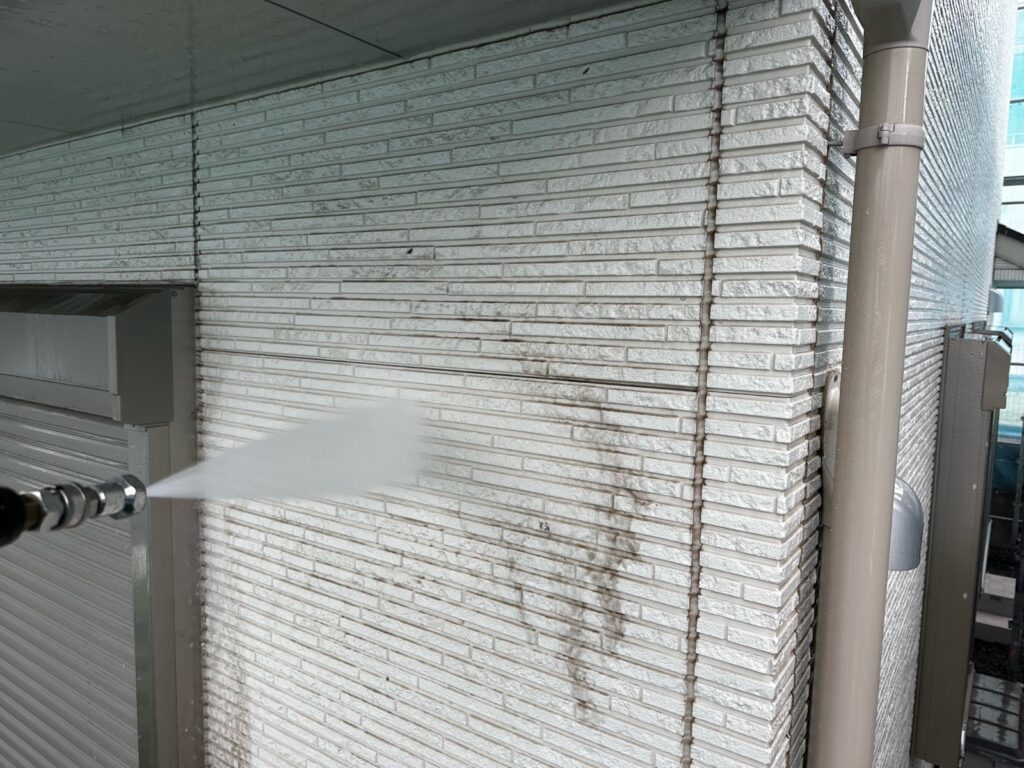 外壁：高圧洗浄<br />
（表面のコケやカビをしっかりと落としました。）