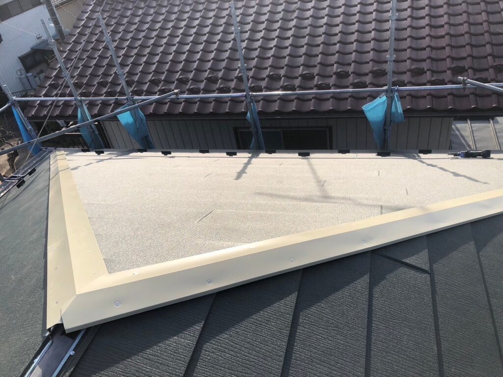 棟板金下地取り付け<br />
（弊社オリジナルの金属下地を使用しました。）<br />
※一般的にある、木や樹脂の下地よりも耐久性に優れています。）