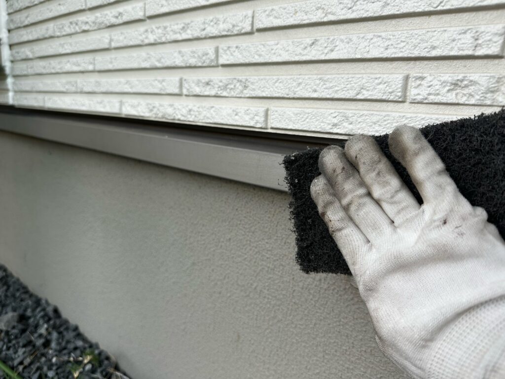 水切りケレン<br />
（ケレンとは、塗料との密着を良くするために、専用の道具にて細かい傷をつける下地調整です。）