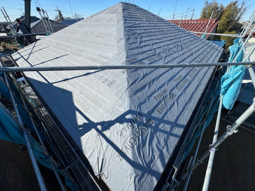 北・東面：防水シート取り付け<br />
（ビスを使用しない、粘着タイプを使用しました。）<br />
※防水シートは雨漏れを防ぐための重要な役割です。