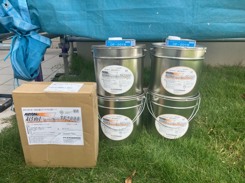 使用材料<br />
→コーキング材料<br />
（メーカー期待耐用年数が～20年という高耐久のコーキングです。）