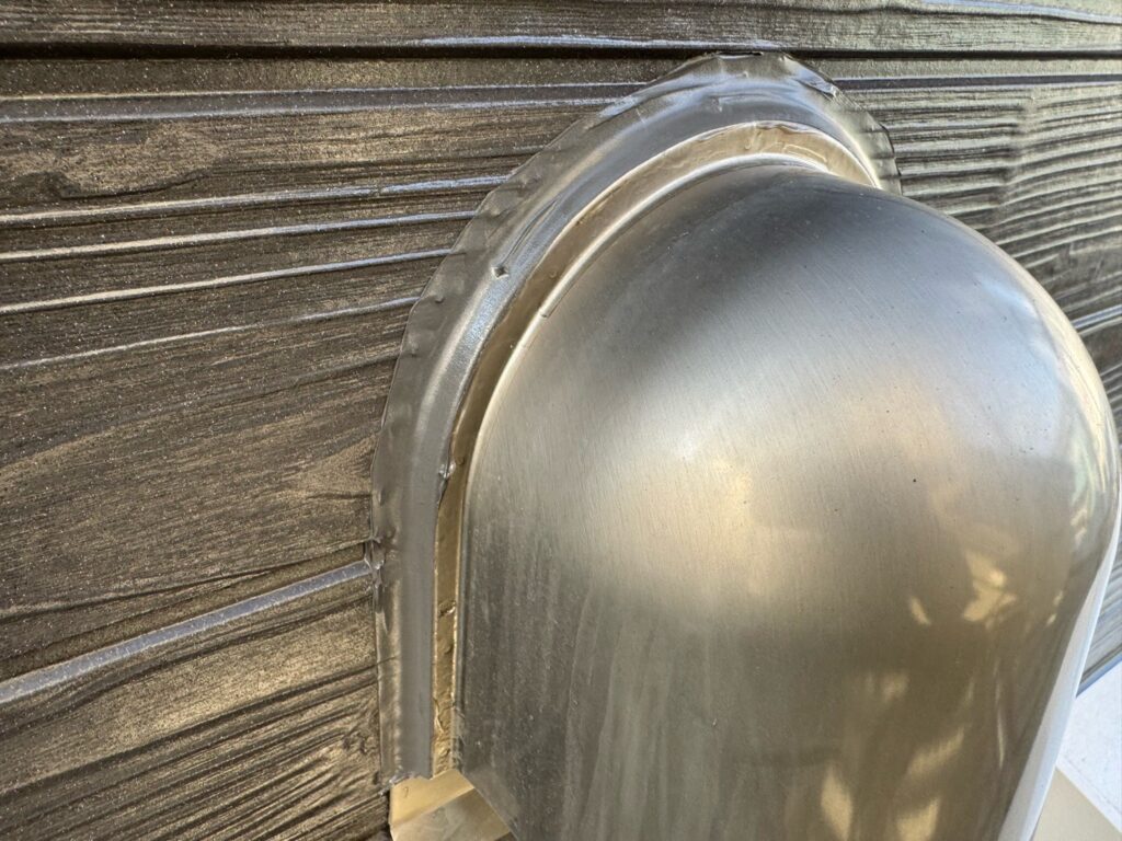 換気フード取り合い：コーキングならし（完了）