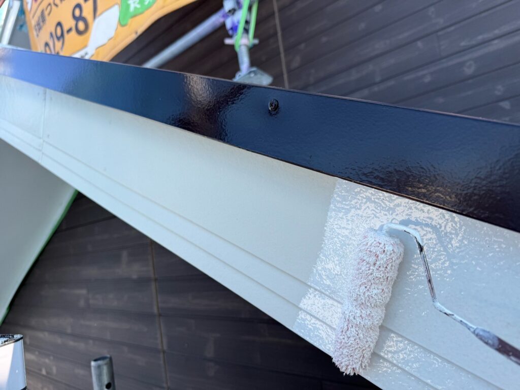 破風板下塗り<br />
（通常は2回塗りが多いいですが、弊社は痛みやすい個所は強化シーラーを塗り、より耐久性を強くしています。）