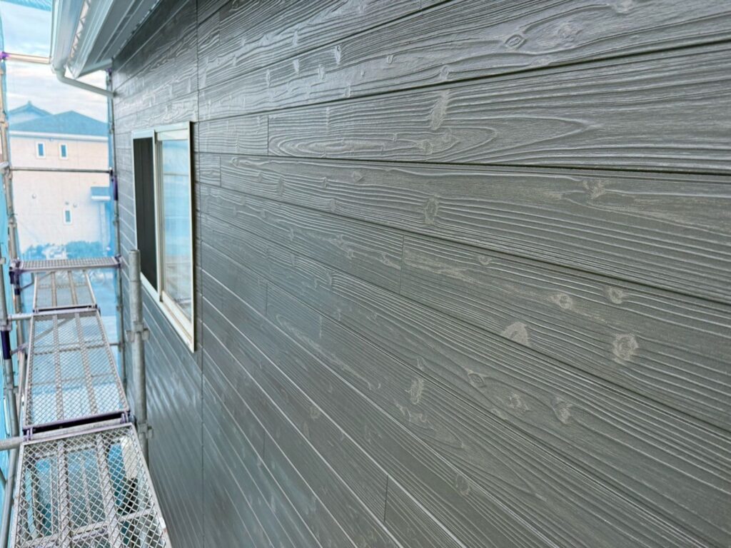 外壁クリヤー上塗り<br />
（上塗りは3部艶クリヤー塗料を使用しました。）